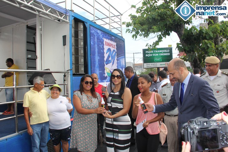 Secretária Larissa Oliveira faz entrega repelentes a grávidas Secretária Larissa Oliveira faz entrega repelentes a grávidas