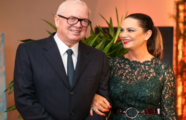 Luiza Brunet com o empresário Lirio Parisotto em jantar beneficente no dia 2 de maio, poucos dias antes de ser agredida